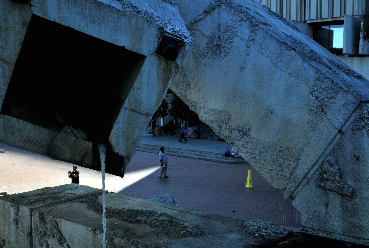 ./Vaillancourt_Fountain_by_Armand_Vaillancourt_Justin_Herman_Plaza_San_Francisco_20110918_154037_B11_7940.jpg