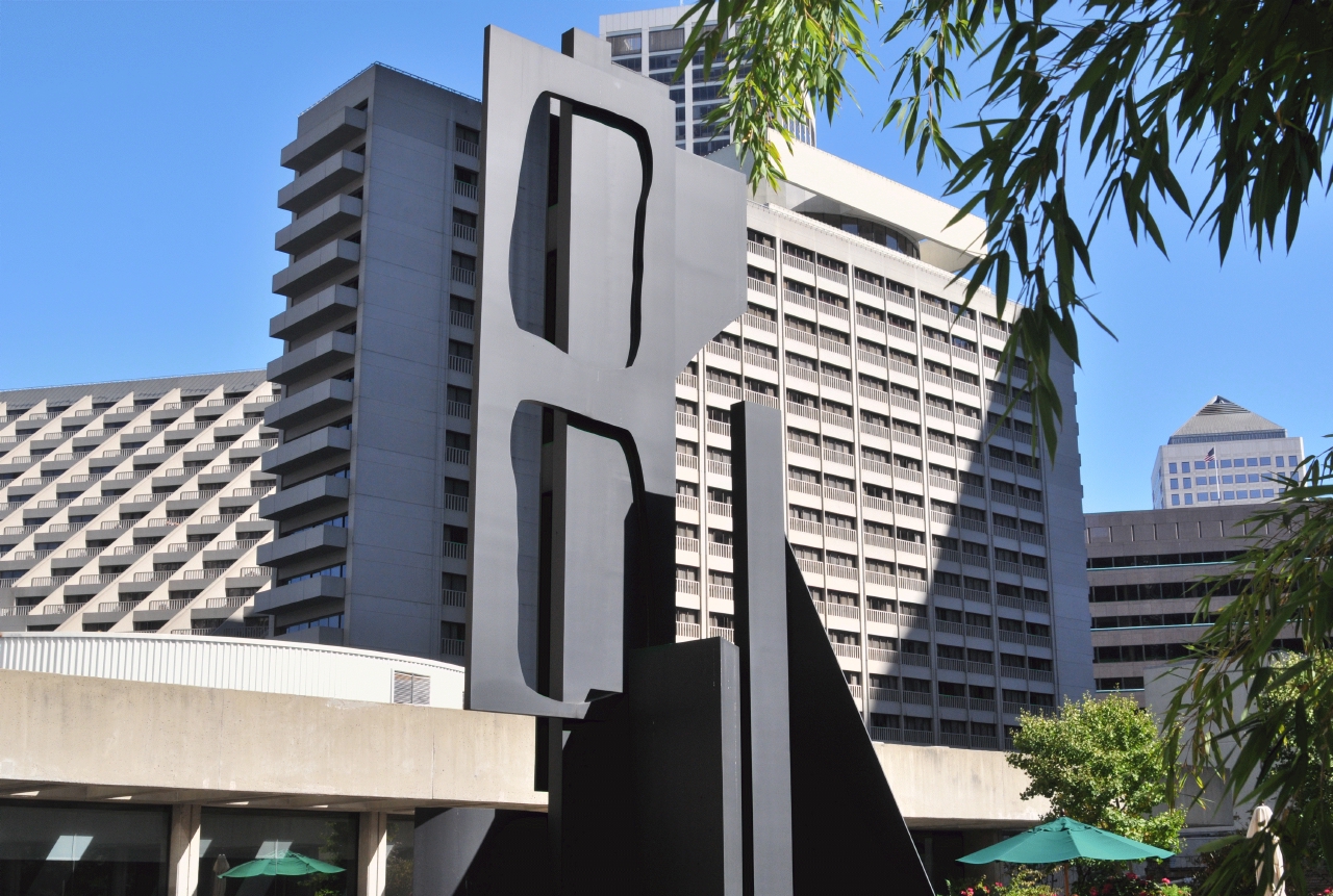 ./Sky_Tree_by_Louise_Nevelson_Embarcadero_Center_Three_San_Francisco_20110918_152647_B11_7899.jpg