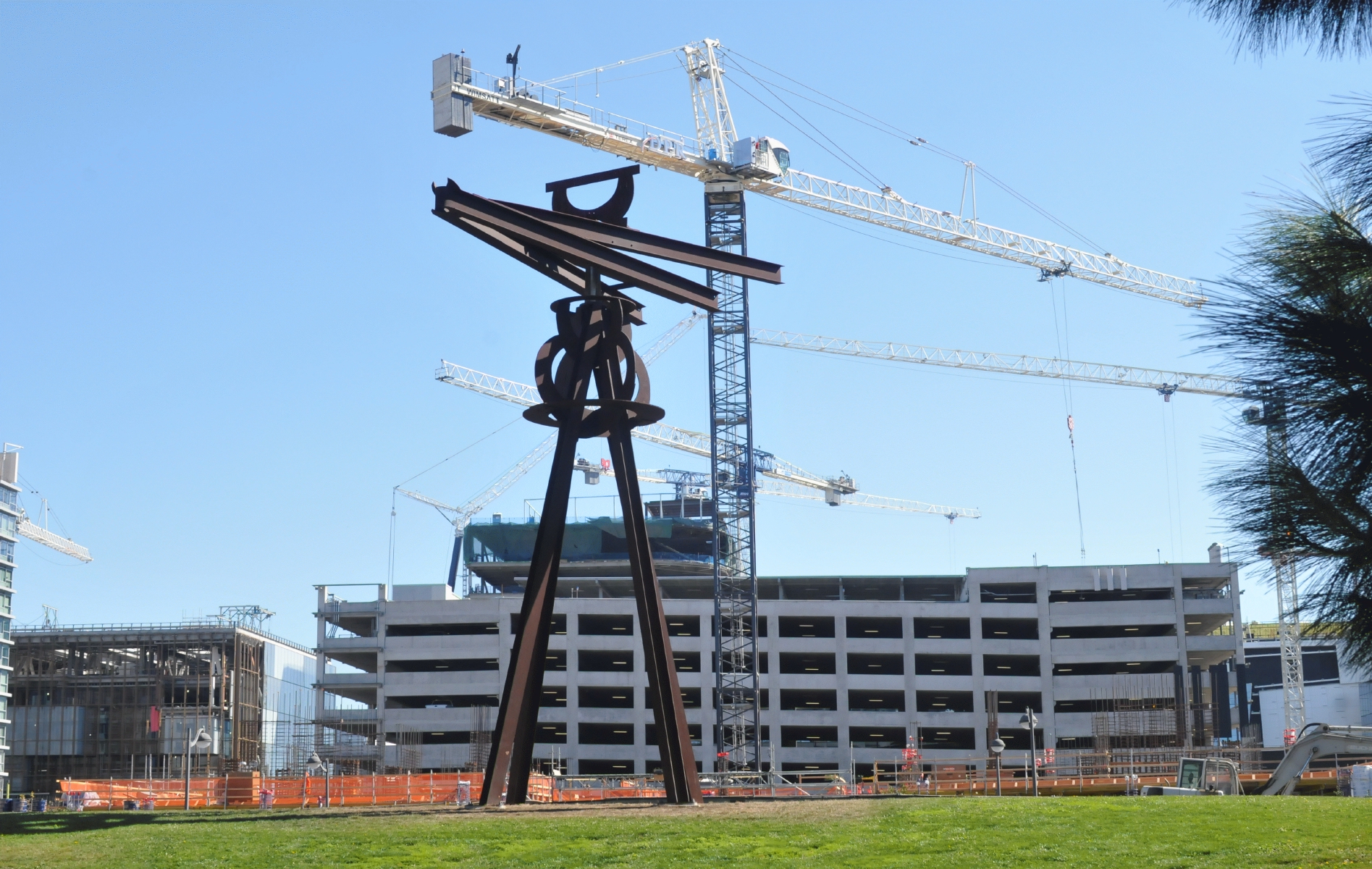 ./Dreamcatcher_by_artist_Mark_Di_Suvero_20181013_113619_C18_7592.jpg