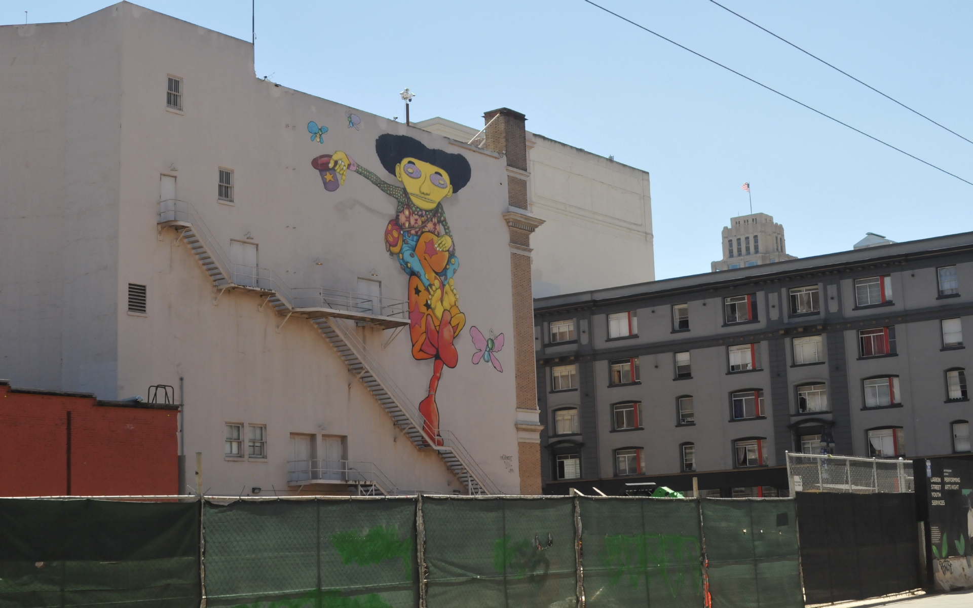 ./Piggy_Back_Mural_2013_by_Osgemeos_20190504_140952_C19_2567.jpg