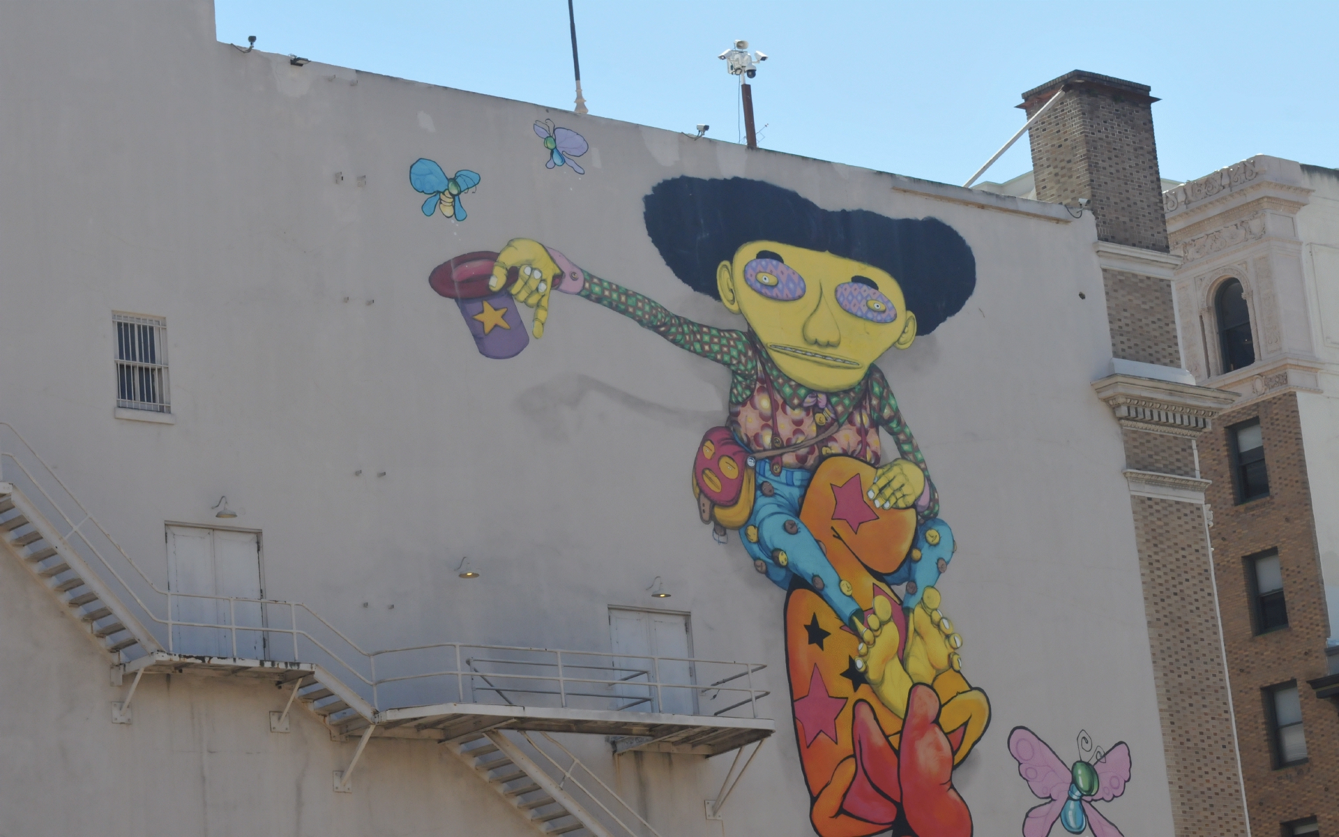 ./Piggy_Back_Mural_2013_by_Osgemeos_20190504_141015_C19_2569.jpg