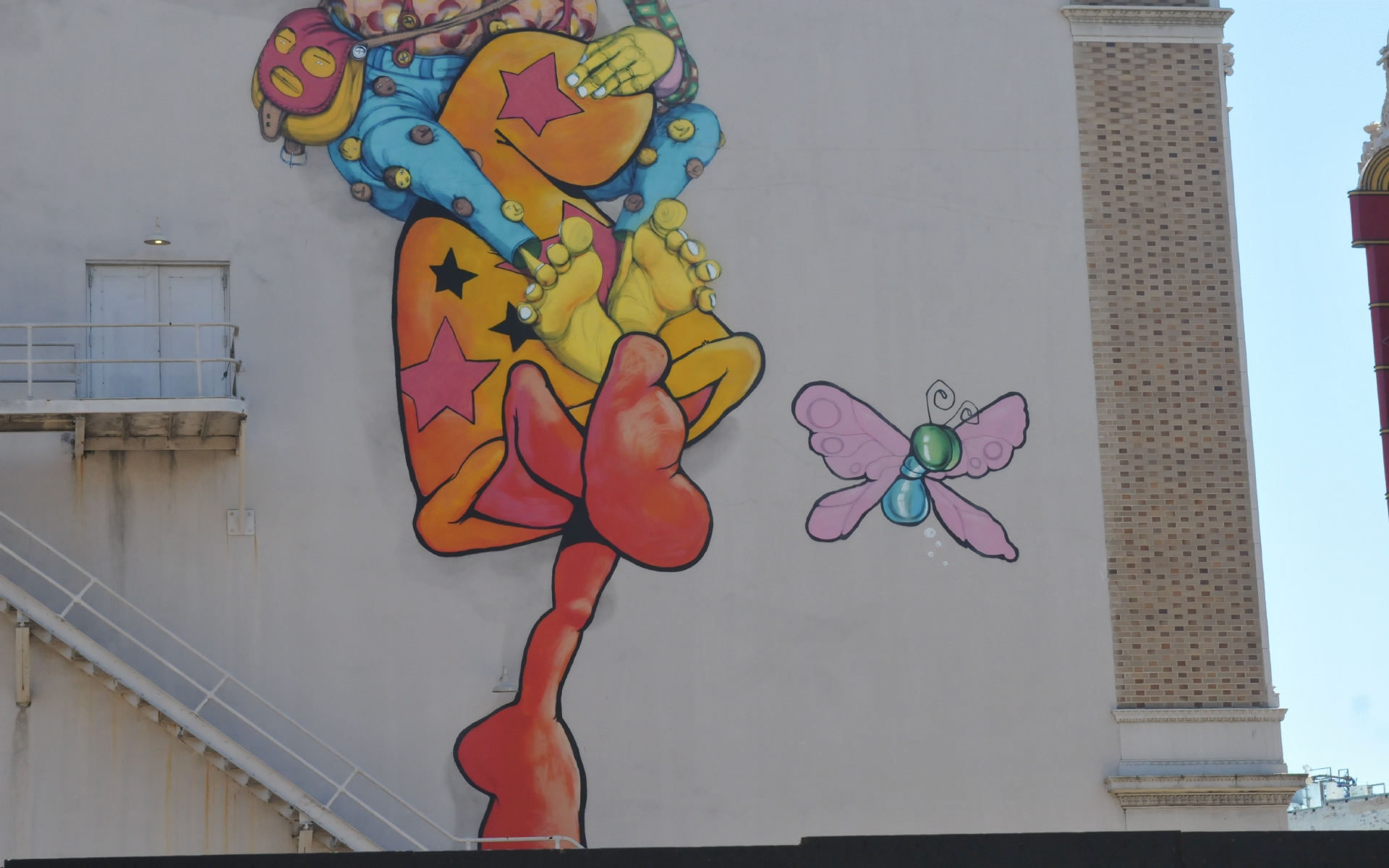 ./Piggy_Back_Mural_2013_by_Osgemeos_20190504_141104_C19_2572.jpg