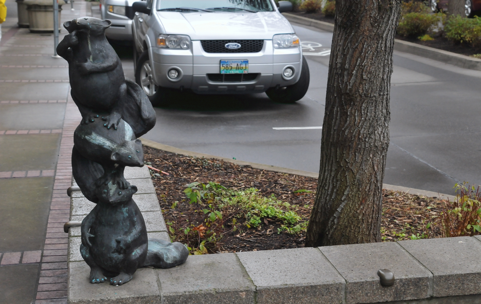 ./Bronze_Animals_Sculpture_by_Peter_Helzer_Downtown_Eugene_Oregon_20151205_122522_C15_5573.jpg