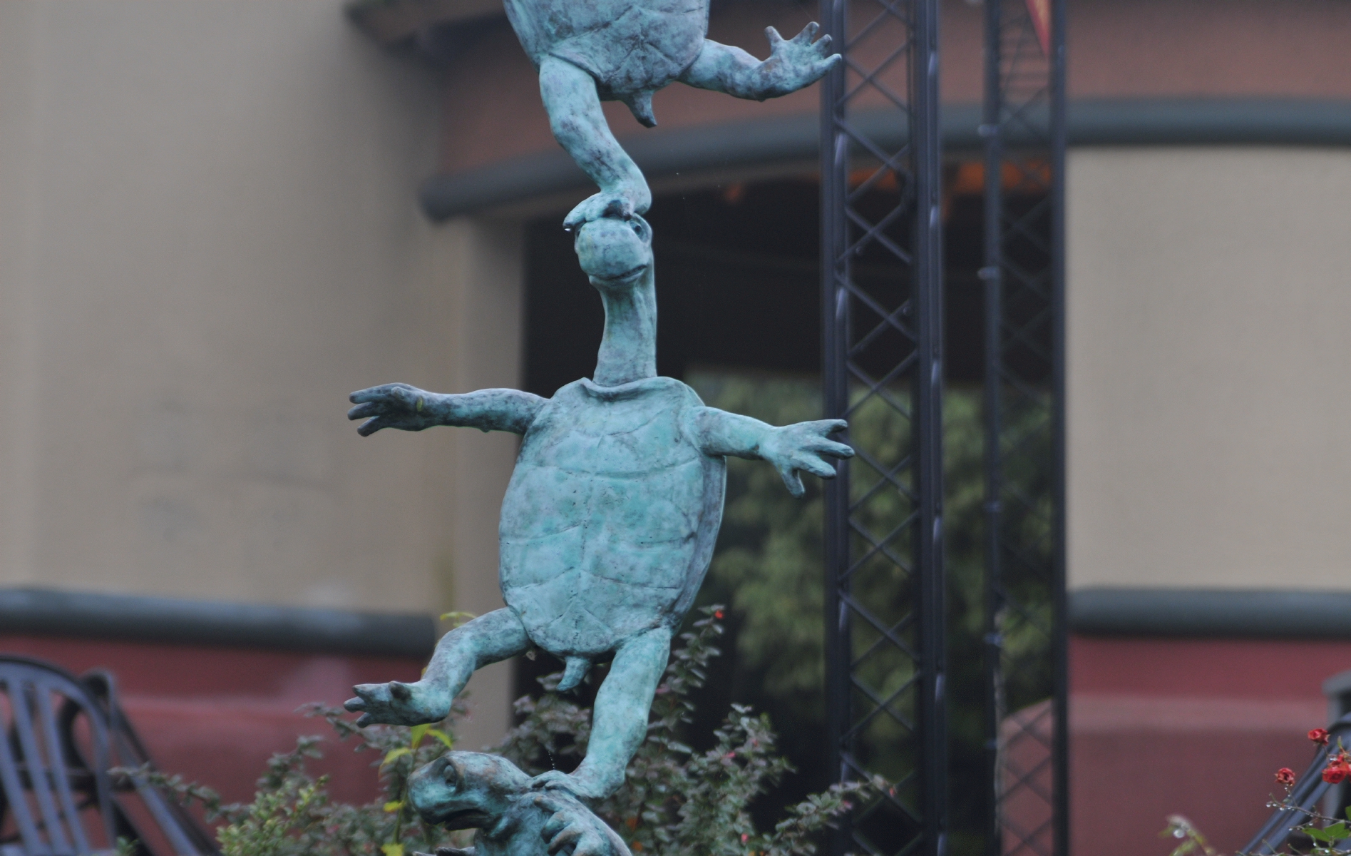 ./Street_Theater_Turtle_by_Peter_Helzer_20171110_134348_C17_6147.jpg