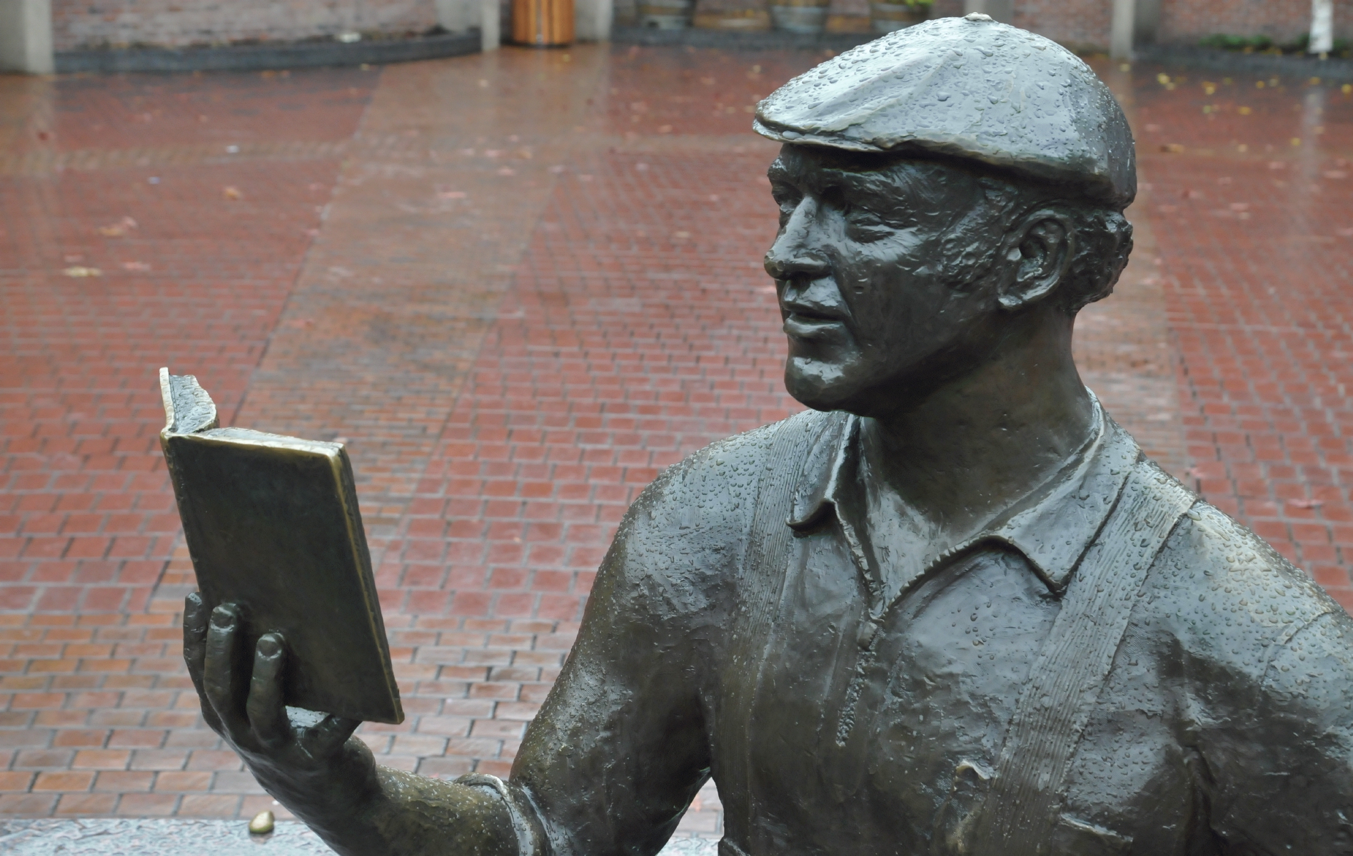 ./The_Storyteller_by_Peter_helzer_Downtown_Eugene_Oregon_20151205_103641_C15_5521.jpg