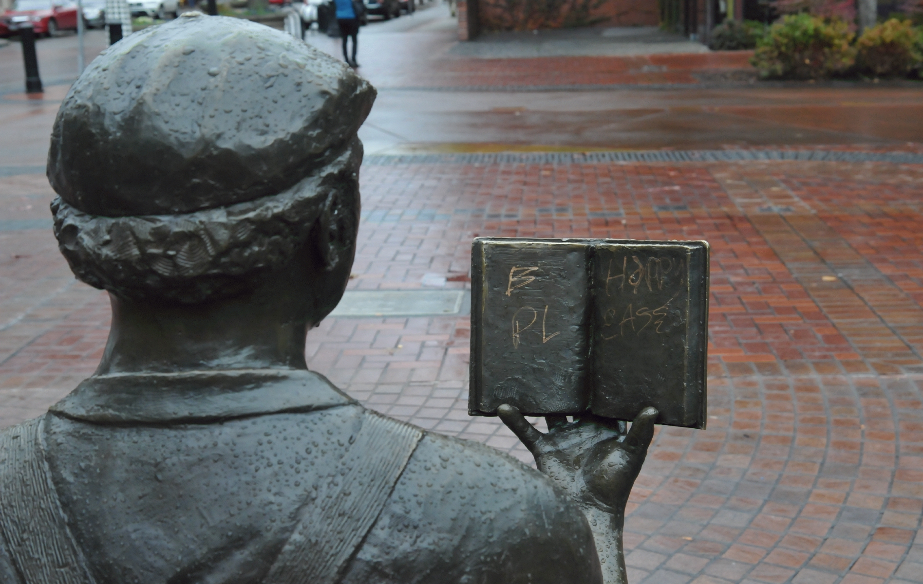 ./The_Storyteller_by_Peter_helzer_Downtown_Eugene_Oregon_20151205_103652_C16_5522.jpg