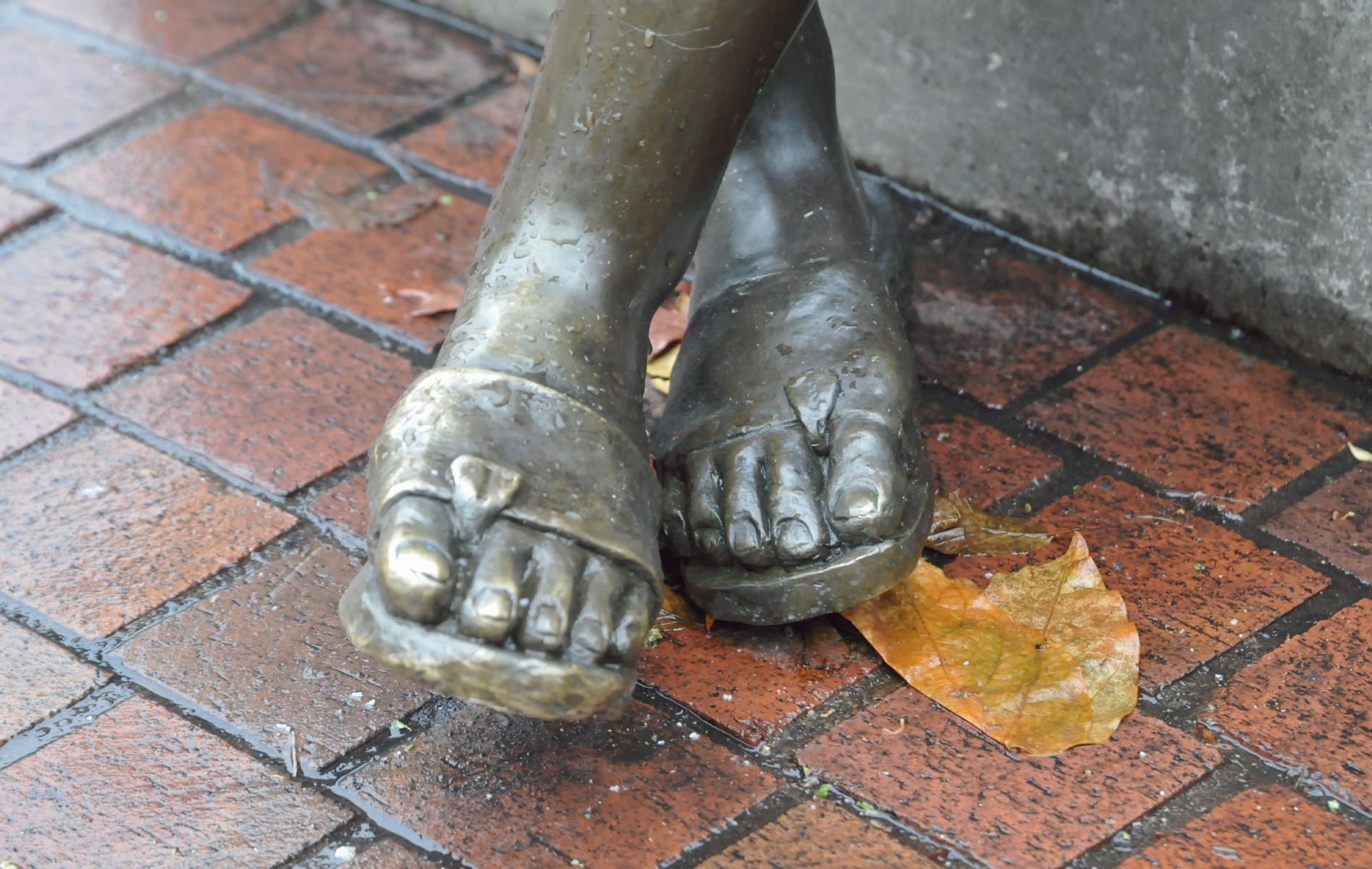 ./The_Storyteller_by_Peter_helzer_Downtown_Eugene_Oregon_20151205_103744_C15_5529.jpg