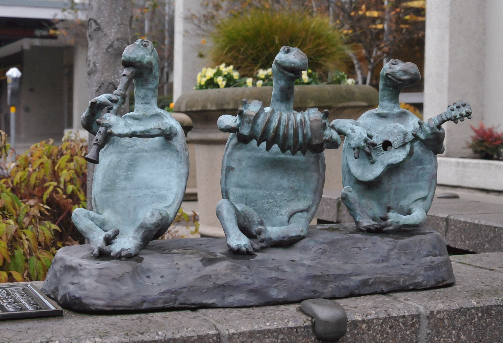 ./Turtle_Musicians_by_Peter_helzer_Downtown_Eugene_Oregon_20151205_104618_C15_5536.jpg