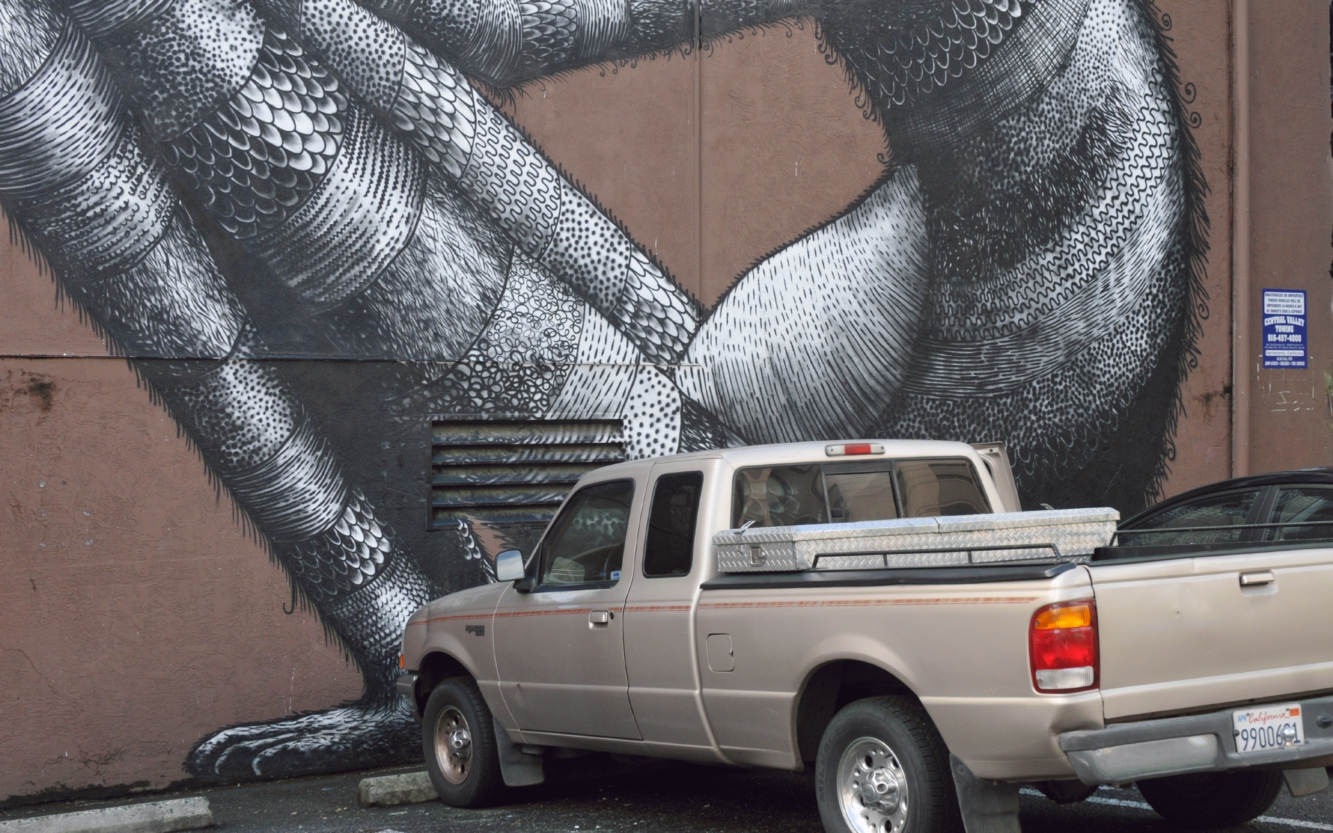 ./Two_Giants_Mural_by_Phlegm_Sacramento_California_20190227_122925_C19_1713.jpg