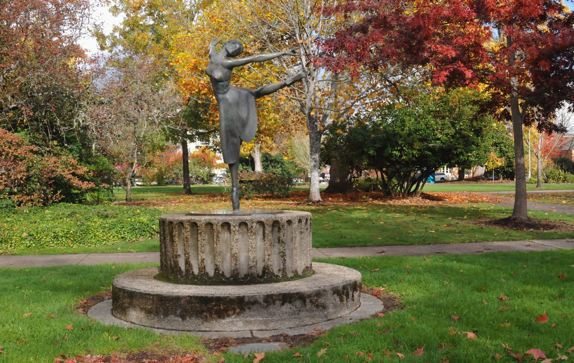 ./The_Ballerina_by_Raymodn_D_hunter_Central_Park_Corvallis_Oregon_20151109_124954_C15_5450.jpg