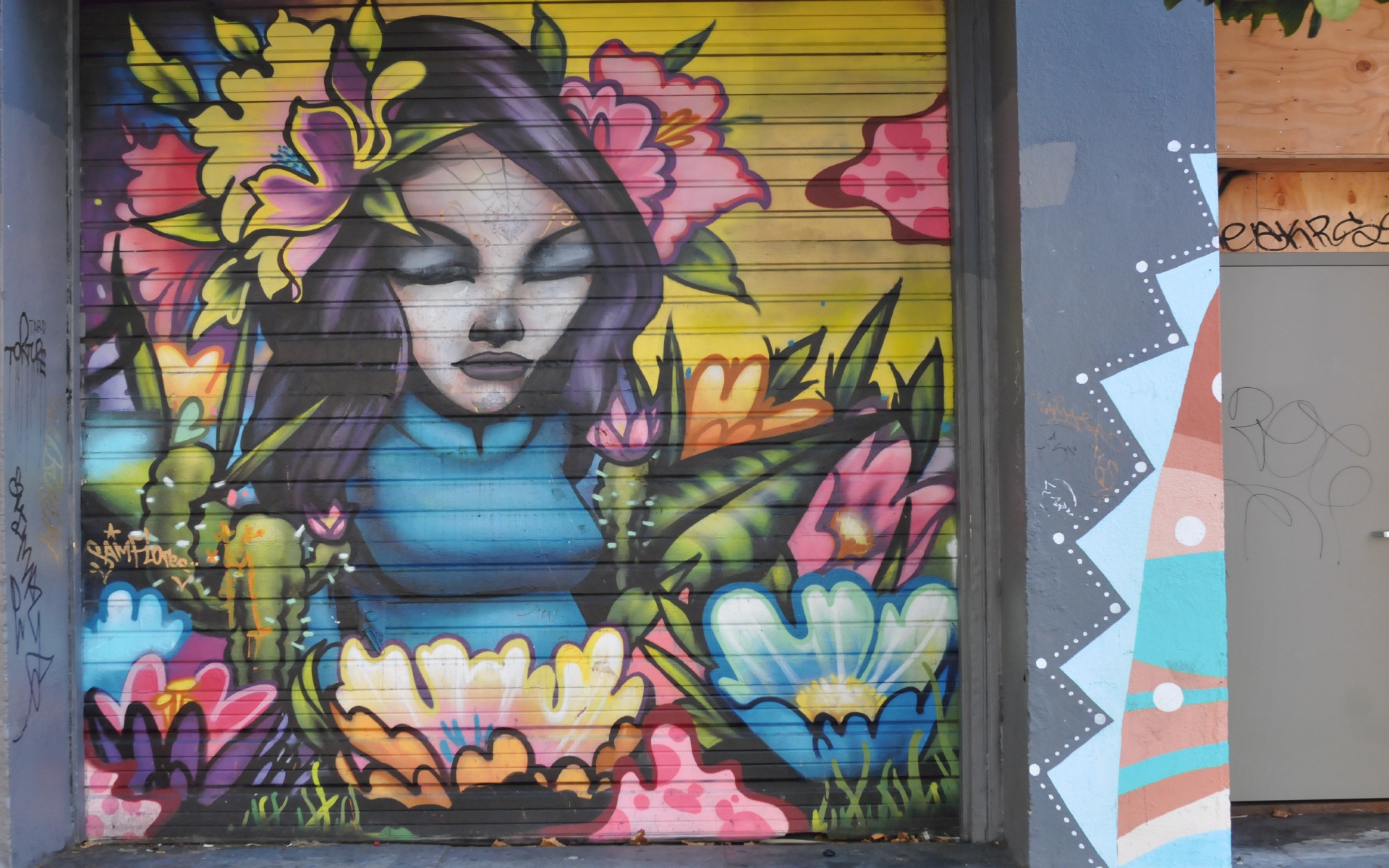 ./Girl_with_Flowres_Mural_by_Sam_Flores_San_Francisco_20191017_100718_C19_4845.jpg