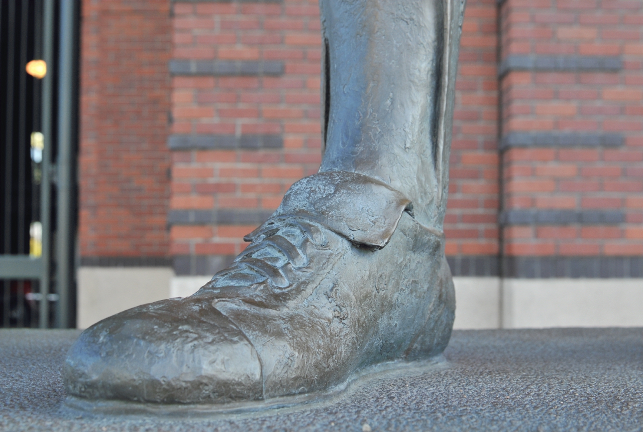 ./Orlando_Cepeda_Statue_3rd_and_King_Streets_San_Francisco_20110212_150315_B12_3386.jpg