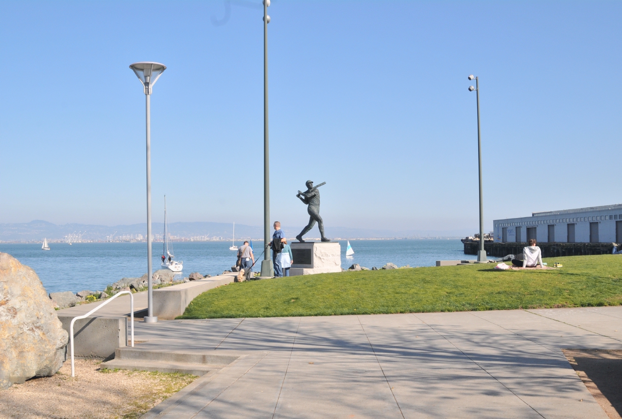 ./Willie_McCovey_Statue_William_Behrends_Artist_San_Francisco_20110212_152041_B11_3427.jpg