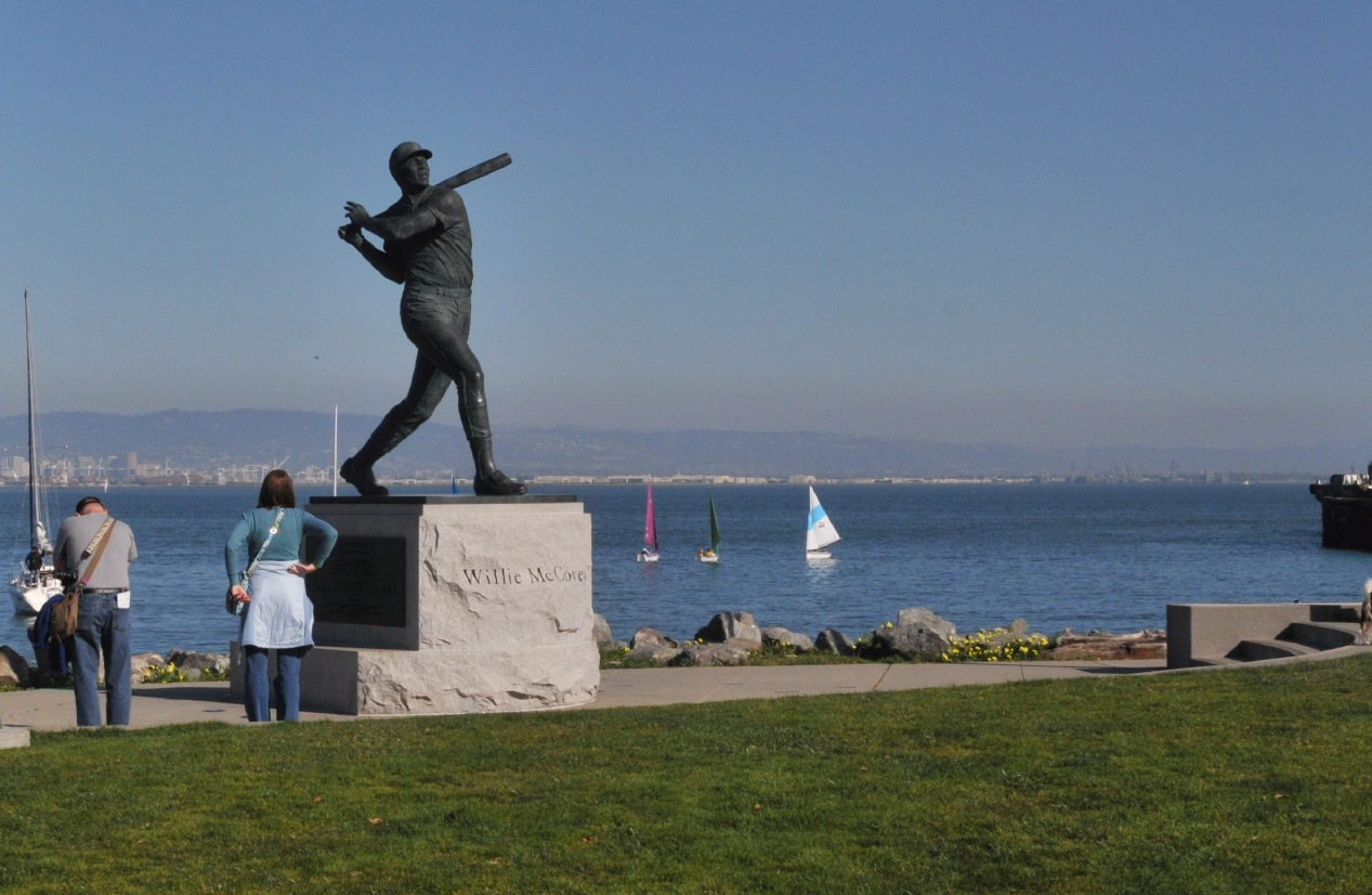 ./Willie_McCovey_Statue_William_Behrends_Artist_San_Francisco_20110212_152051_B11_3427.jpg