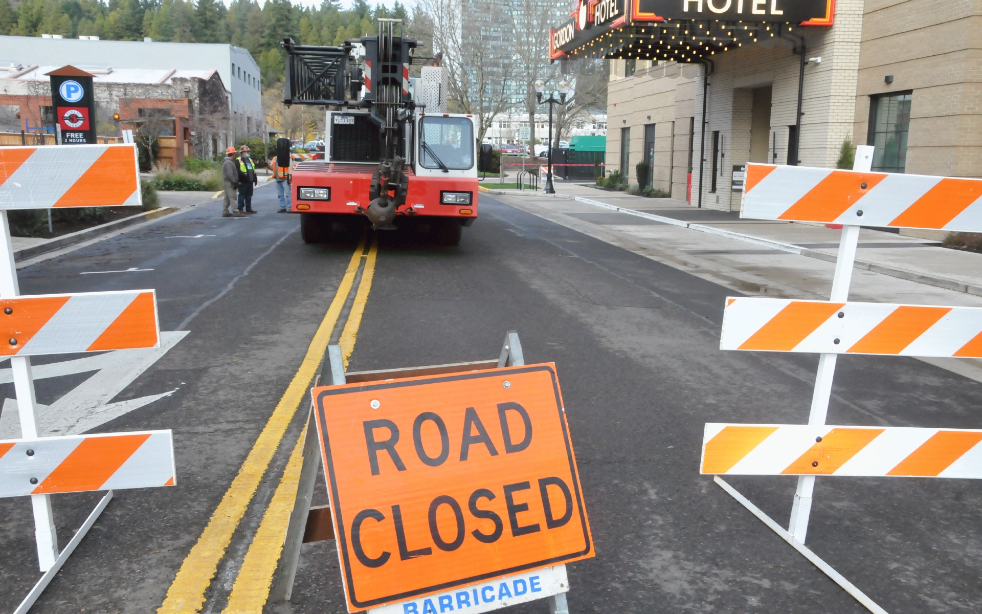 ./Road_Closed_Sign_20211216_144734_C21_1433.jpg