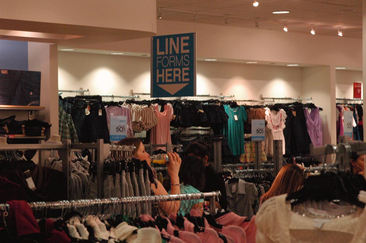 ./LineFormsHereGlendaleMall2007_7597.jpg