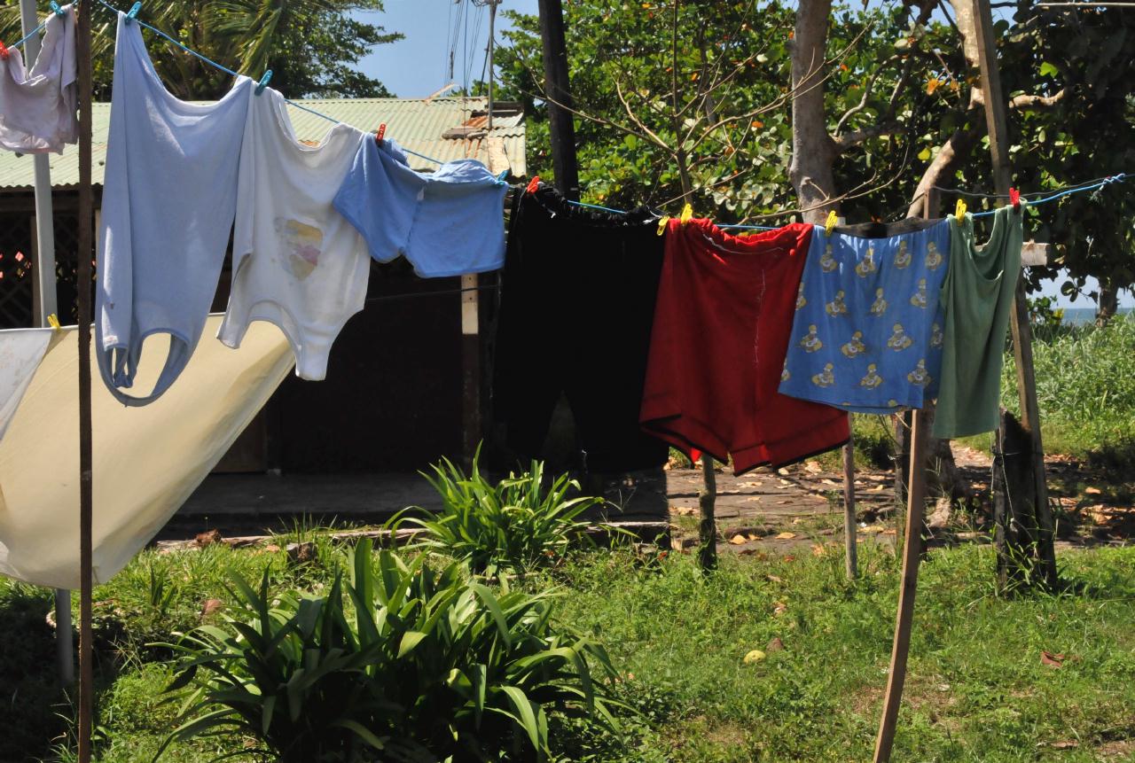 ./Hung_Laundry_20080907_135848_TortortugueroCostaRica_3404BCX.jpg