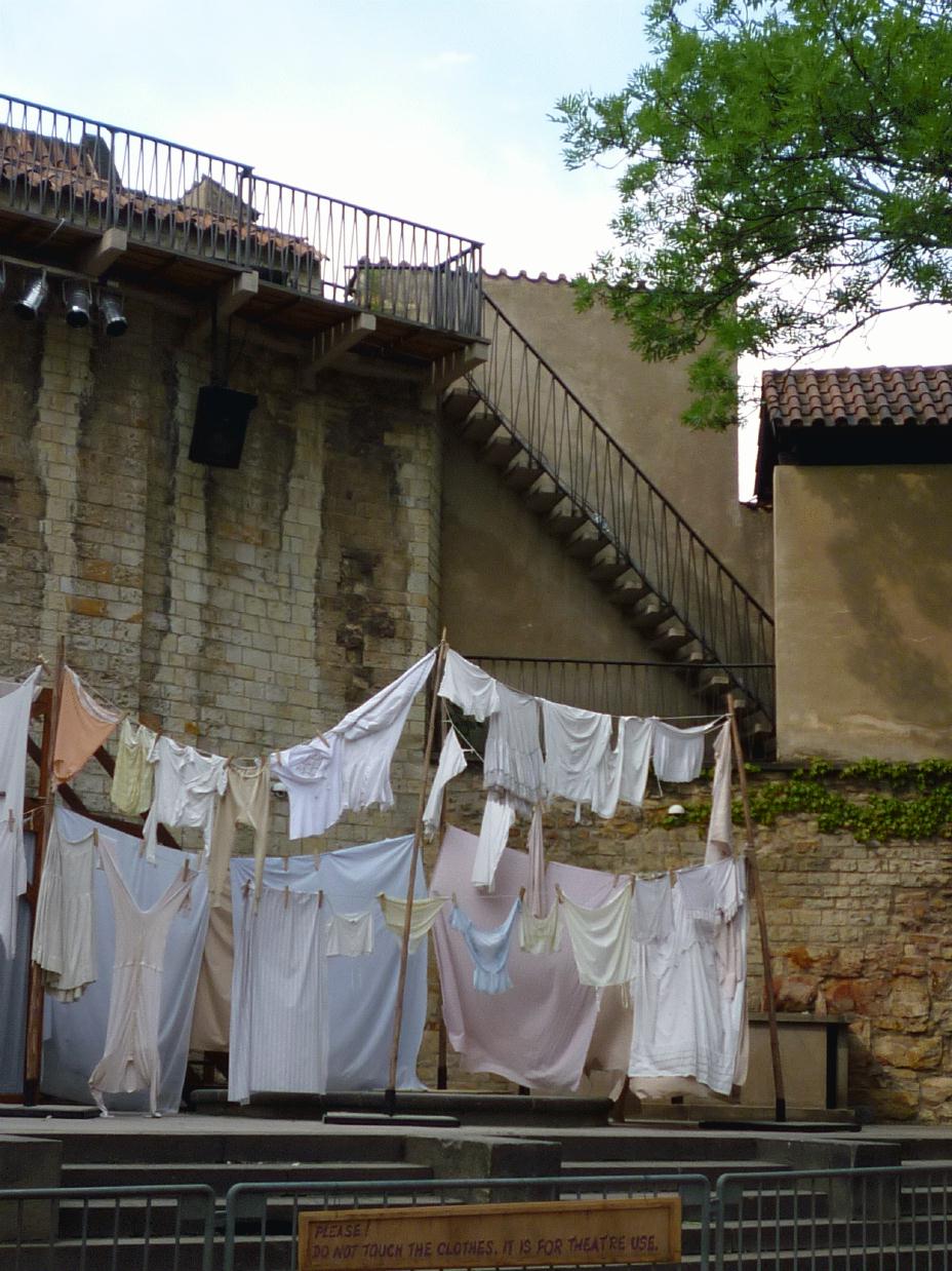 ./Hung_Laundry_20090703_072755_Prague_Czech_Republic_241ANG.jpg