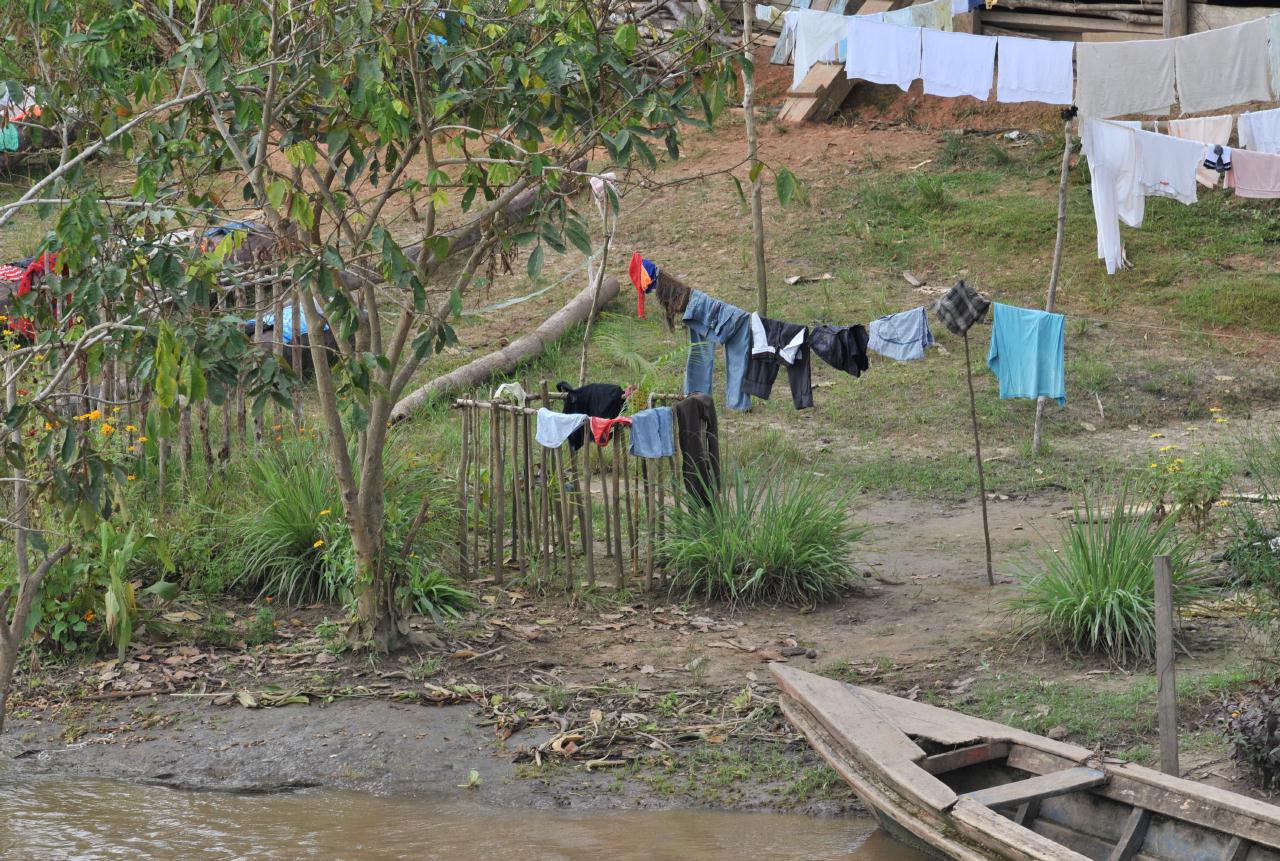 ./Hung_Laundry_20090408_160616_AmazonPeru_2858BCX.jpg