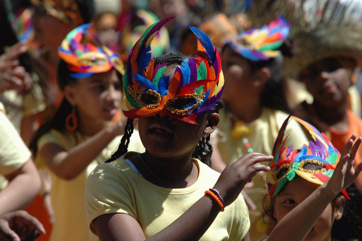 ./Mask_As_Apparel_20080525_102840_CarnivalParade_3469B.jpg