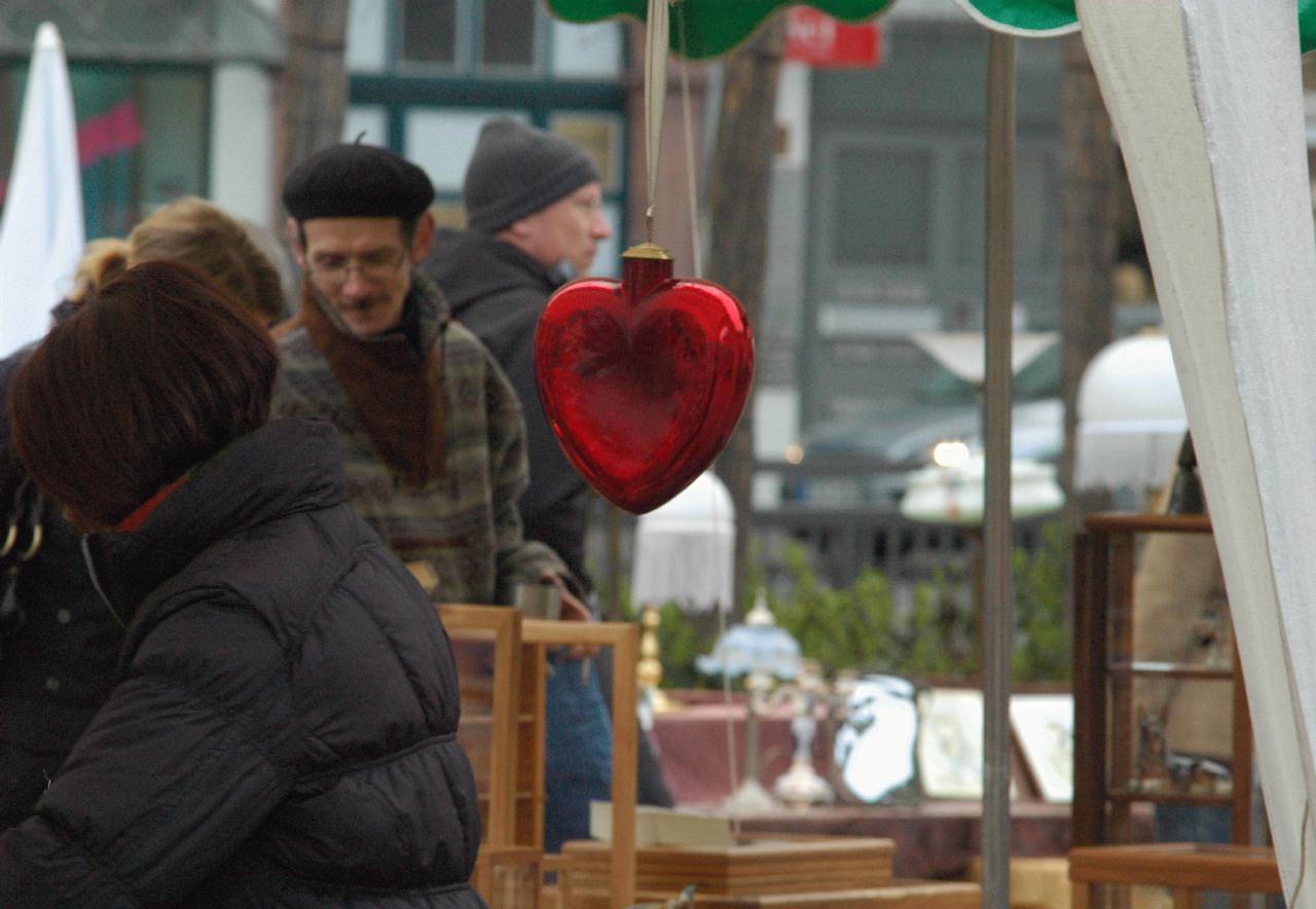 ./Heart20080308_FleaMarketKarlsruhaGermany_072258_0811B.jpg