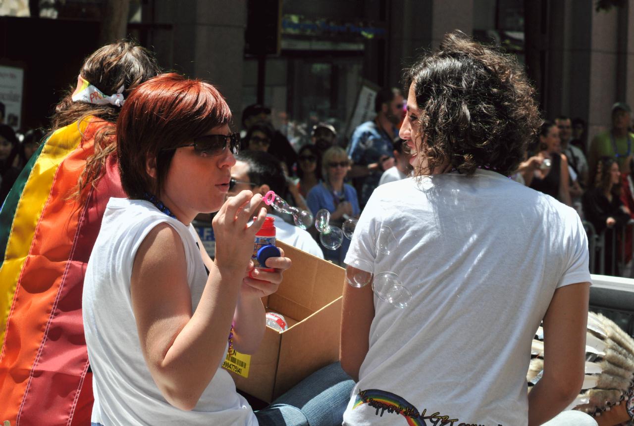 ./Soap_Bubbles20090628_121044_LGBT_Parade_5581BCX.jpg