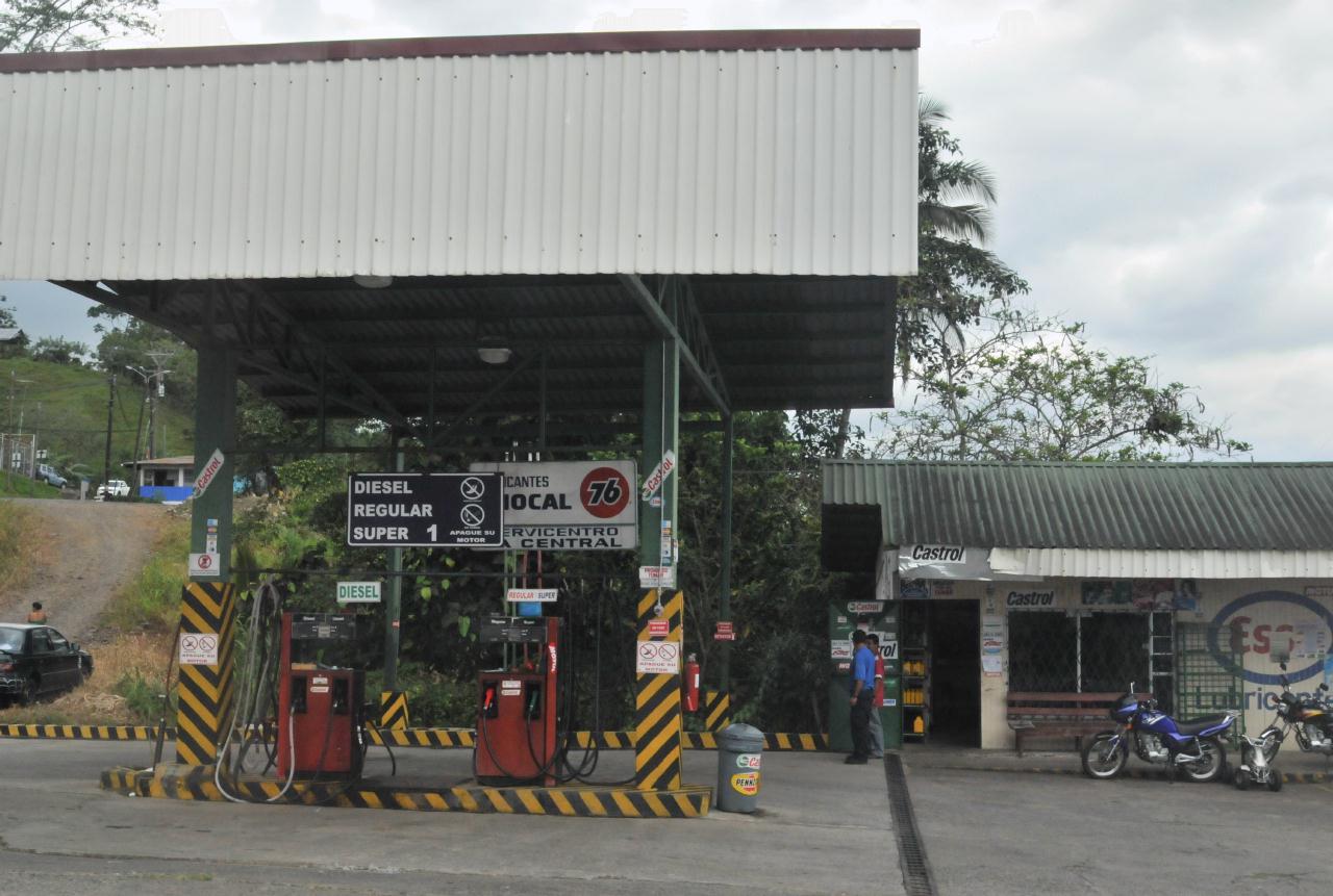 ./GasStation20080910_133148_CostaRica_3775BCX.jpg