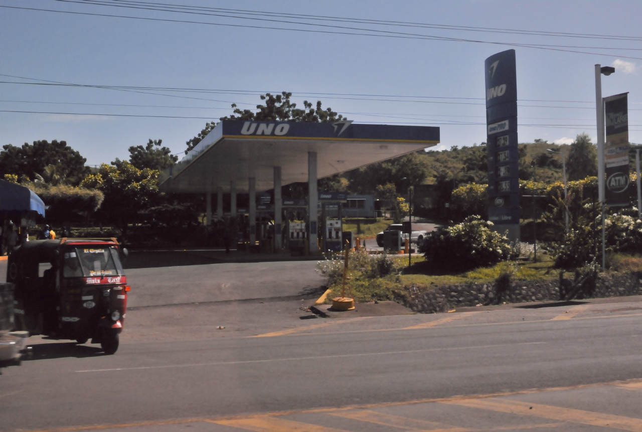 ./Gas_Station_Nicaragua_20111118_093810_B12_1619.jpg