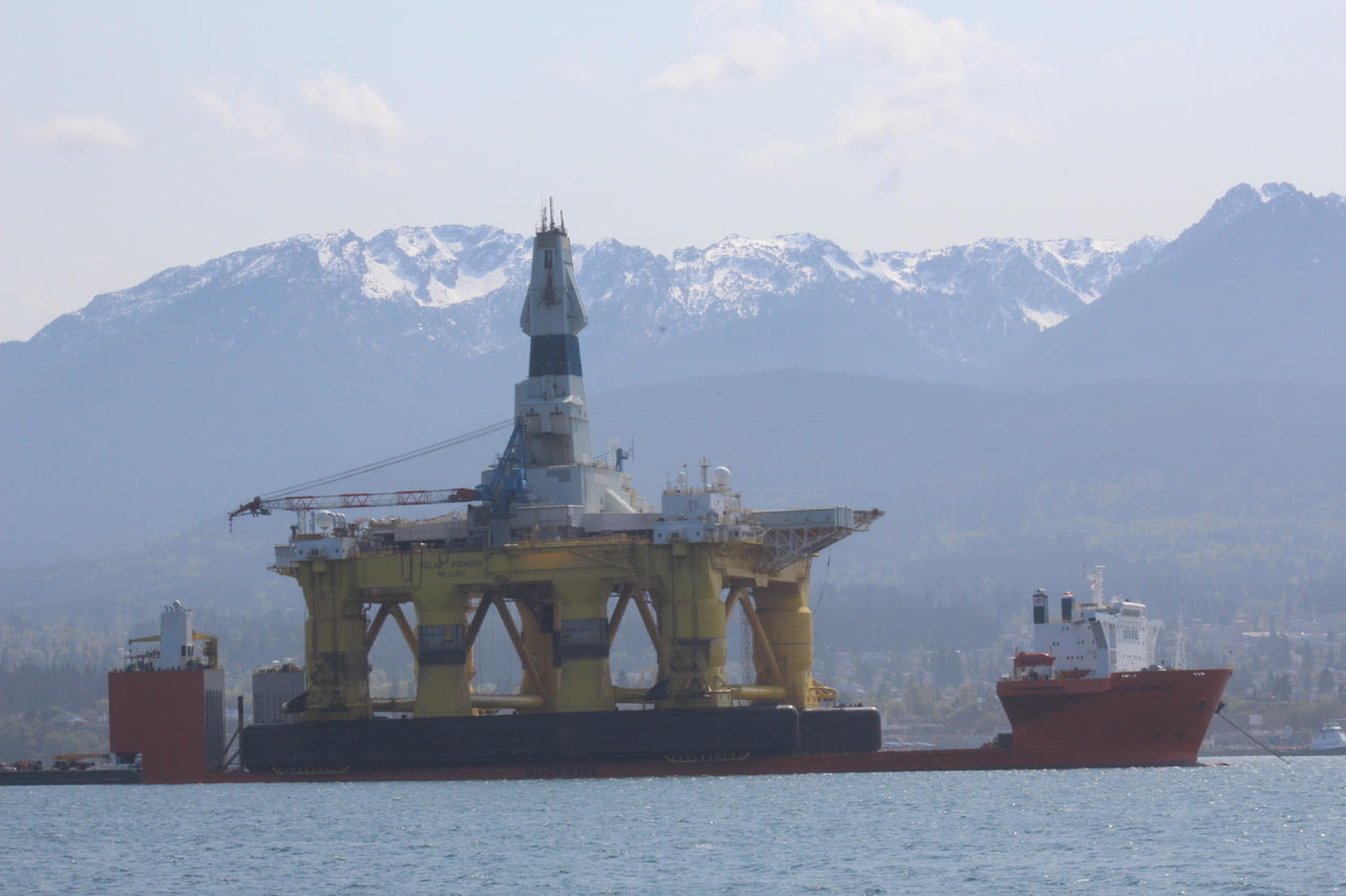 ./Oil_Platform_BP_Port_Angeles_01.jpg