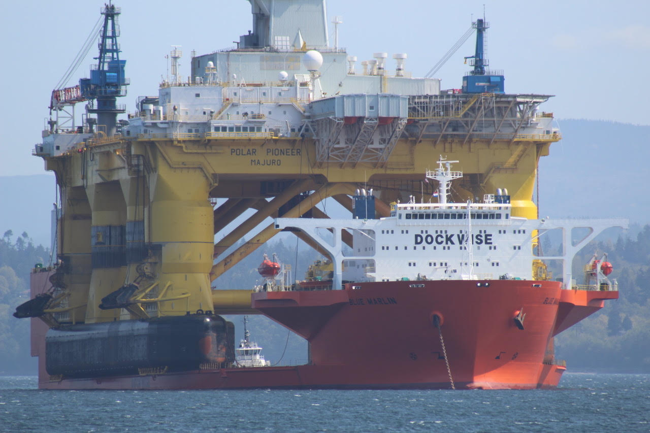 ./Oil_Platform_BP_Port_Angeles_02.jpg