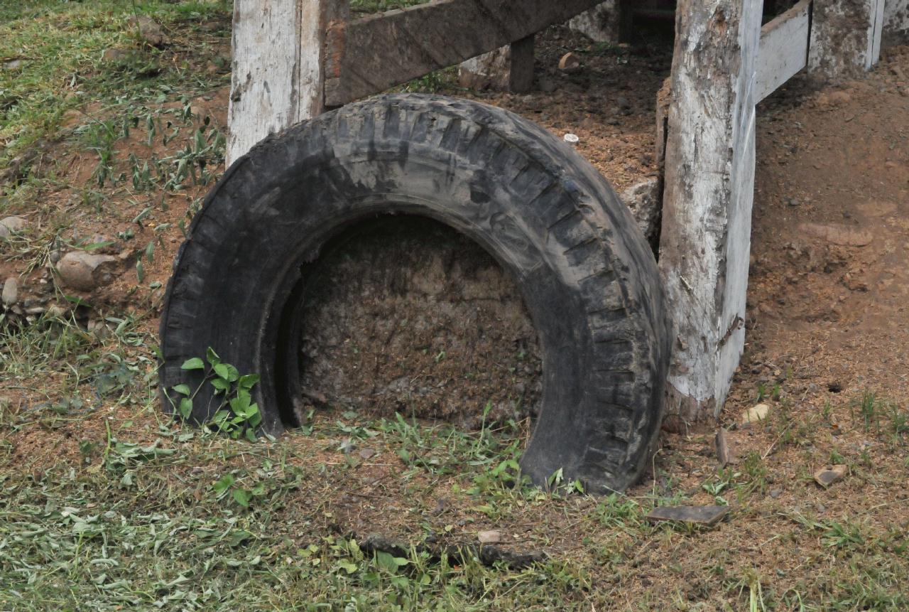 ./Tire_Trash_20080916_133956_CrockStopCostaRica_5023BCX.jpg