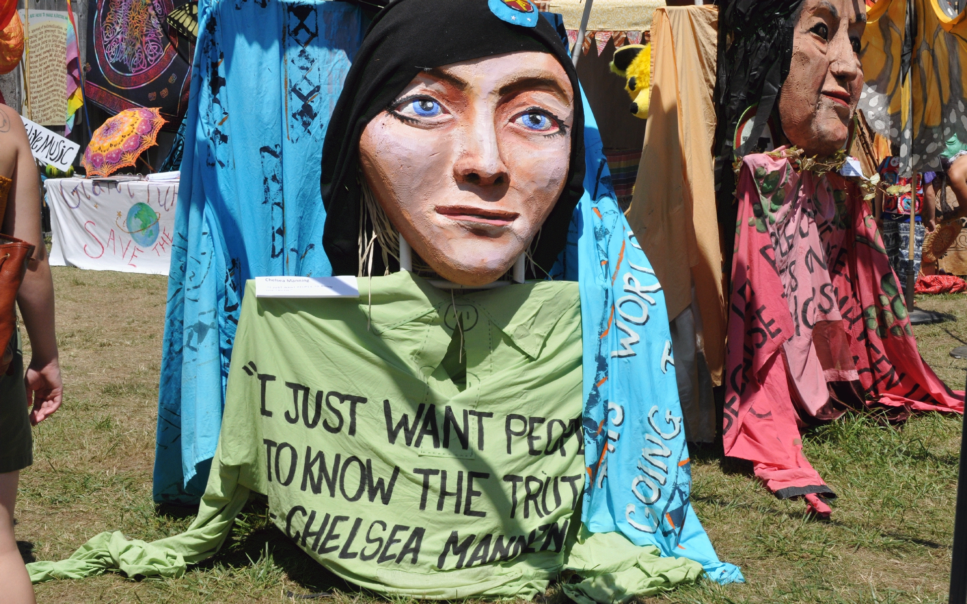 ./Big_Head_Art_at_the_Oregon_Country_Fair_20190713_123001_C19_3114.jpg