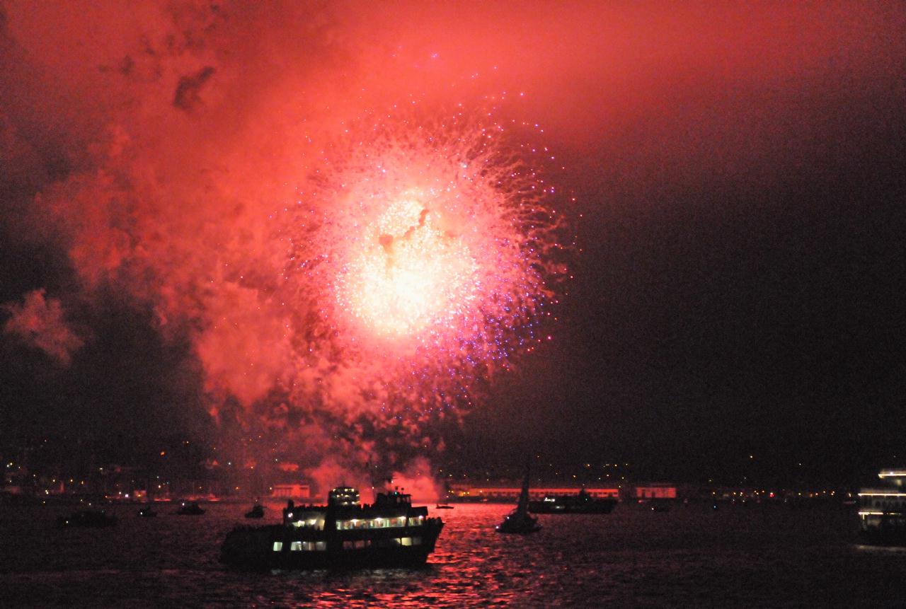 ./FireworksHornblowerSFBay20090704_31_214930_6701BCX.jpg