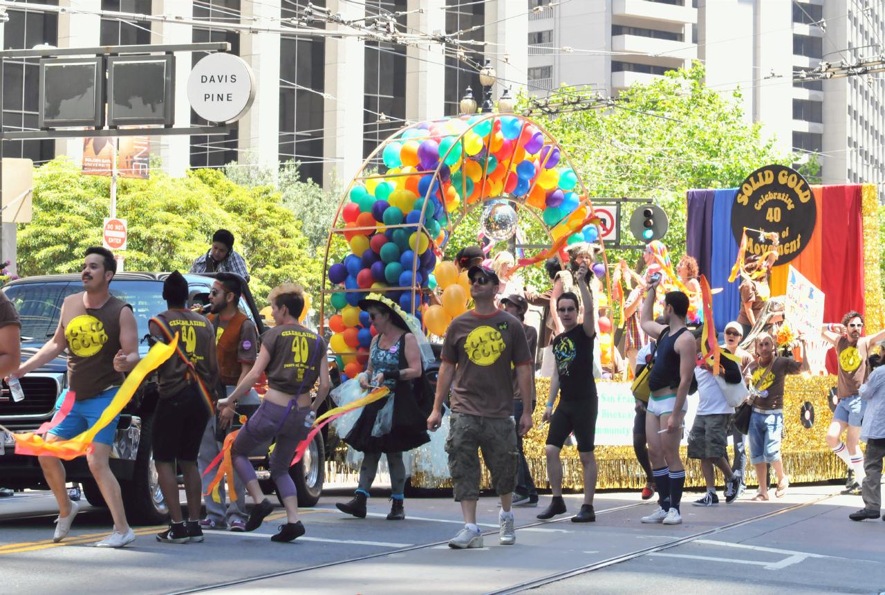 ./San_Francisco_Pride_Parade_20100627_121018_6908BCX.jpg