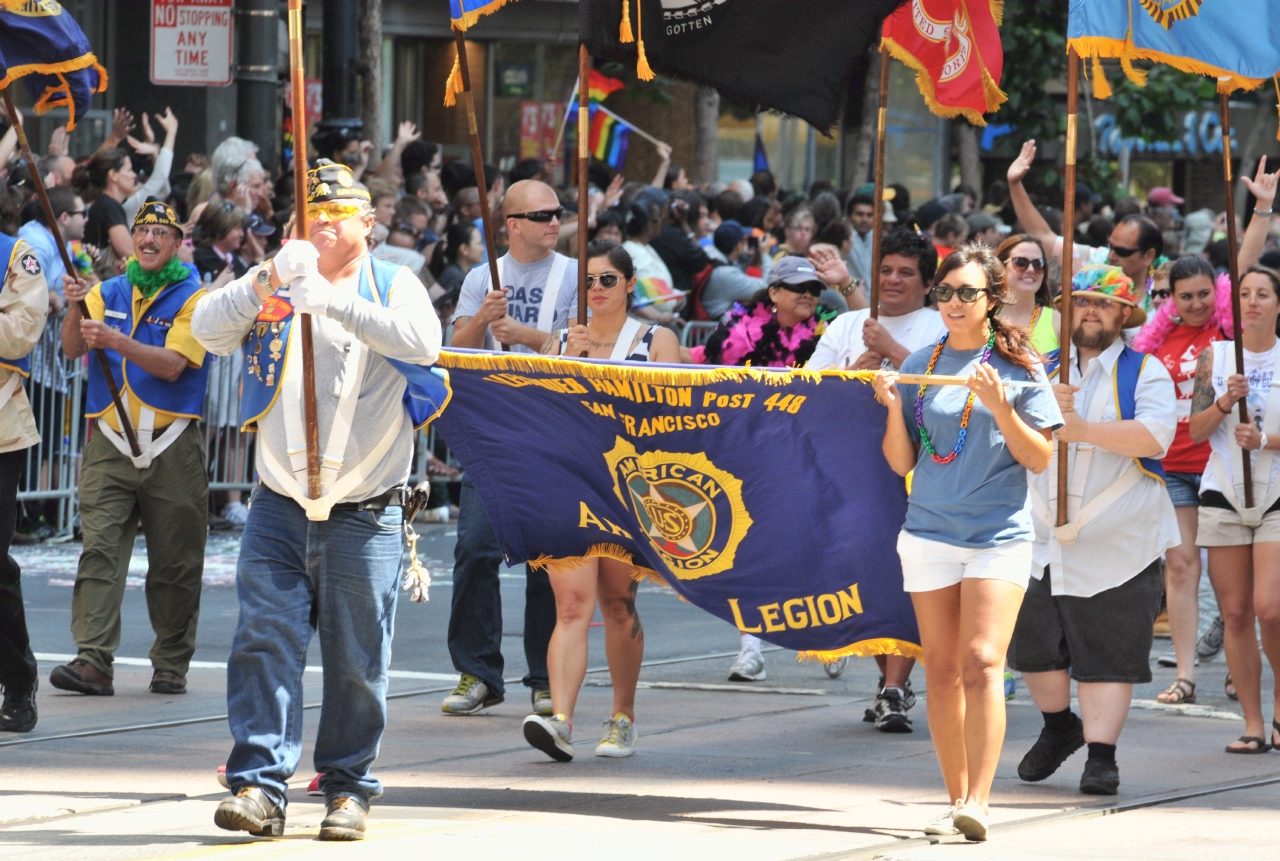 ./San_Francisco_LGBT_Pride_Parade_20130630_111409_B13_5916.jpg