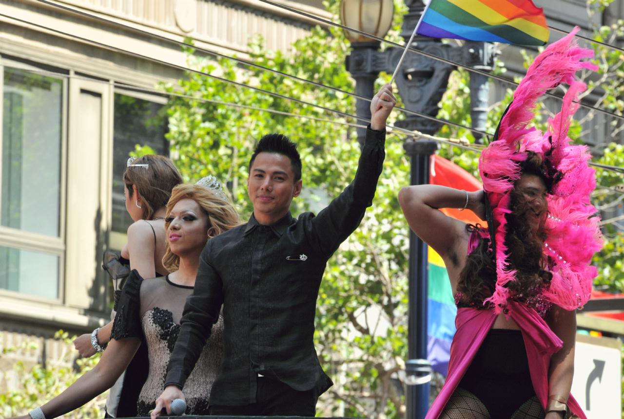 ./San_Francisco_LGBT_Pride_Parade_20130630_113810_B13_6072.jpg