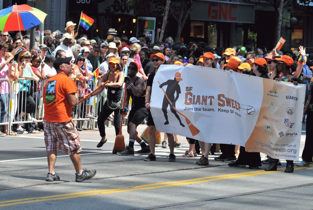 ./San_Francisco_LGBT_Pride_Parade_20130630_112550_B13_5981.jpg