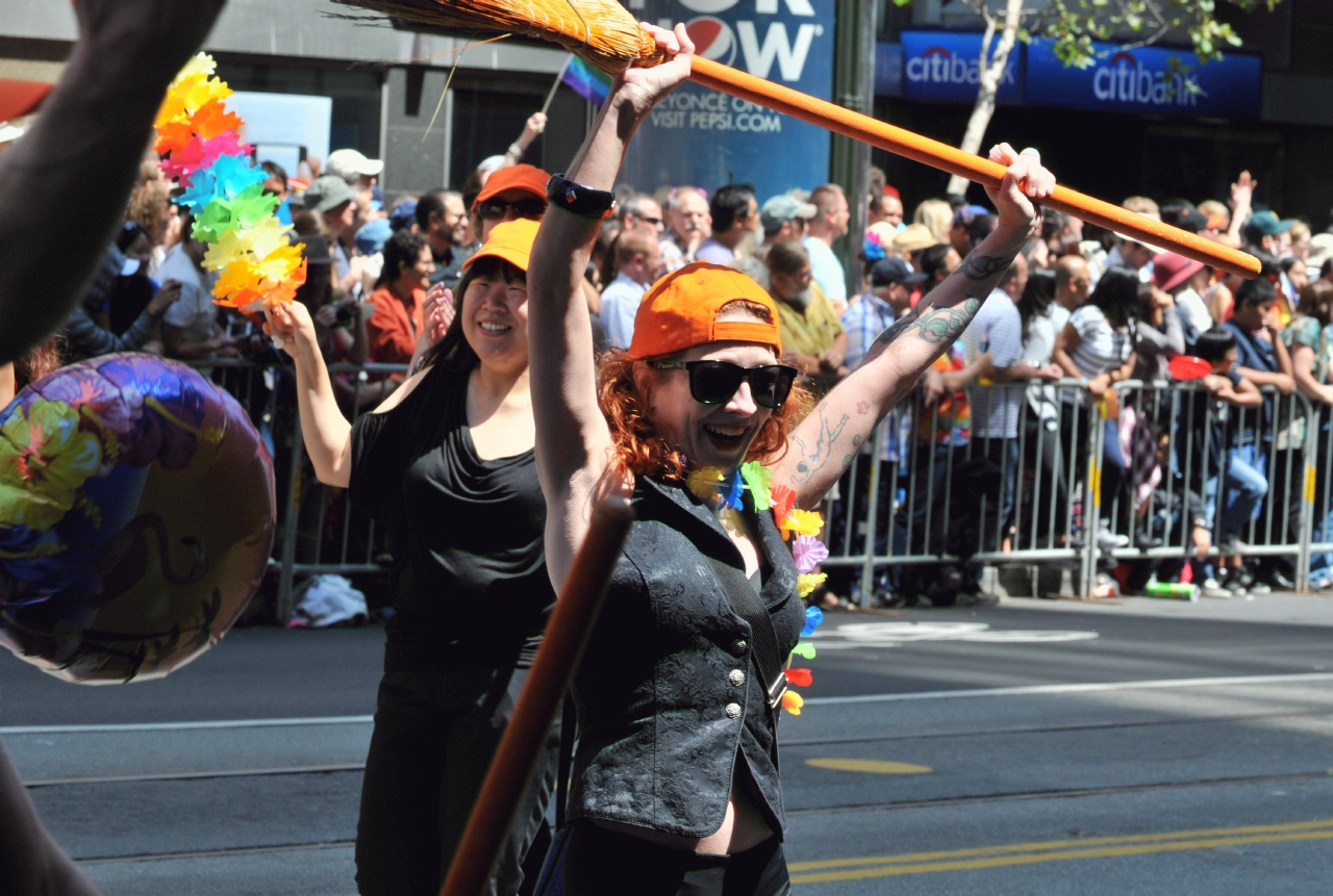 ./San_Francisco_LGBT_Pride_Parade_20130630_112647_B13_5991.jpg