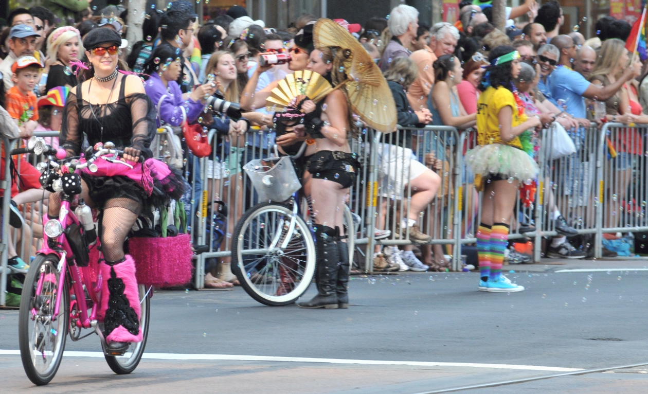 ./San_Francisco_LGBT_Pride_Parade_20130630_104753_B13_5733.jpg