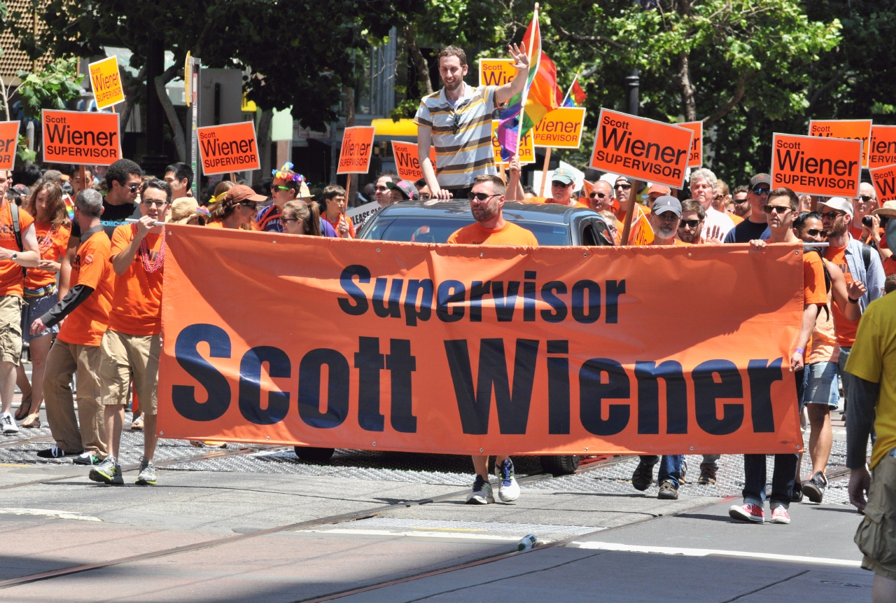 ./San_Francisco_LGBT_Pride_Parade_20130630_123637_B13_6611.jpg