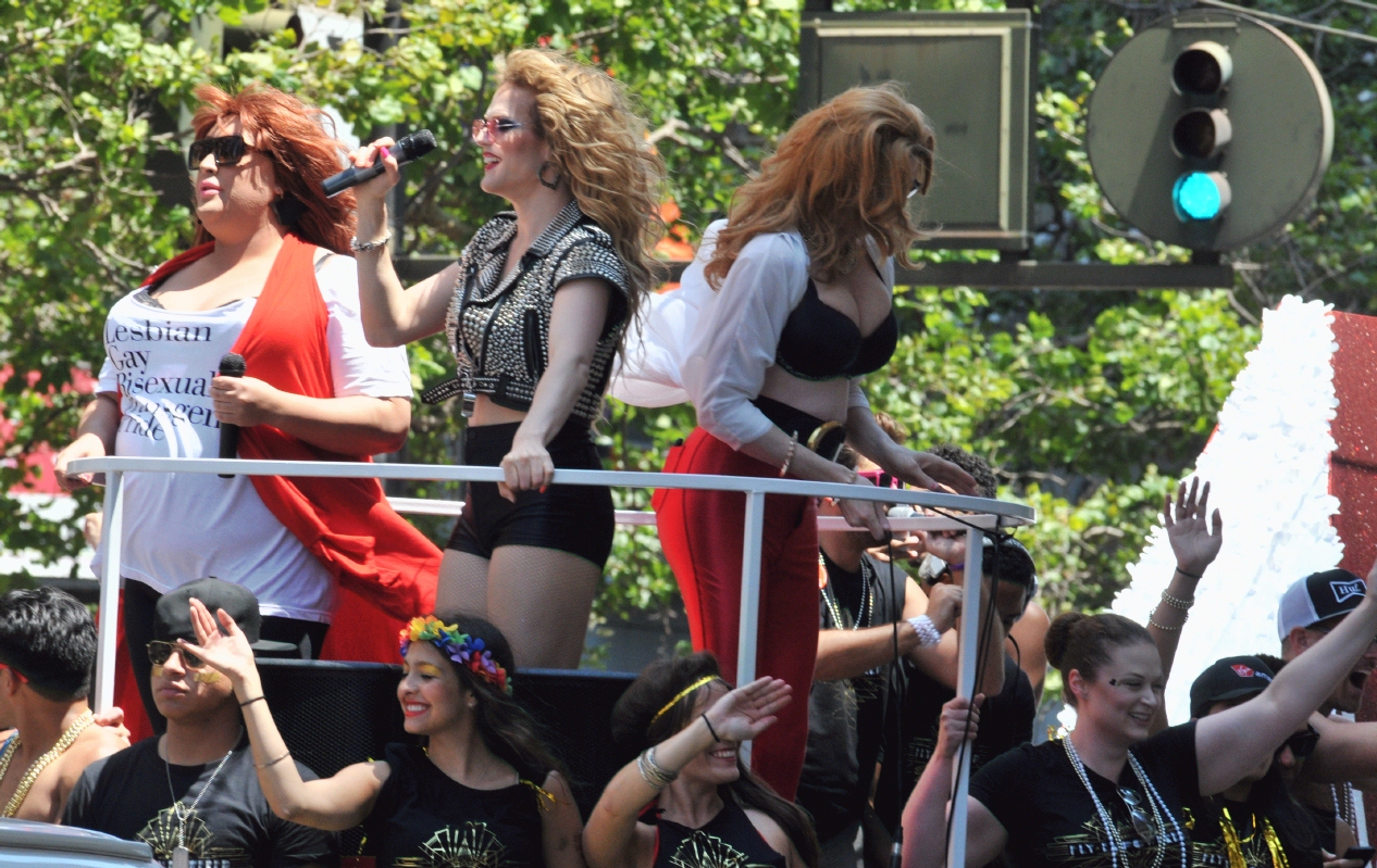 ./San_Francisco_LGBT_Pride_Parade_20130630_122114_B13_6448.jpg