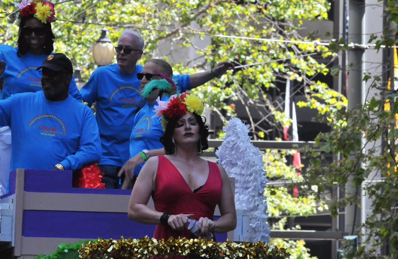 ./San_Francisco_Pride_Parade_20140629_112825_B14_0992.jpg