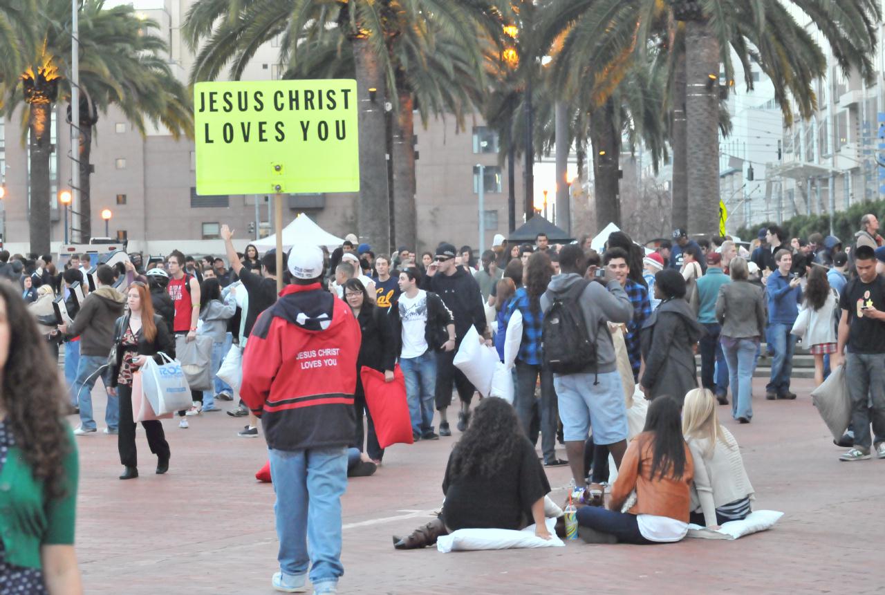 ./ValentinesDayPillowFight20100214_174032_1350BCX.jpg