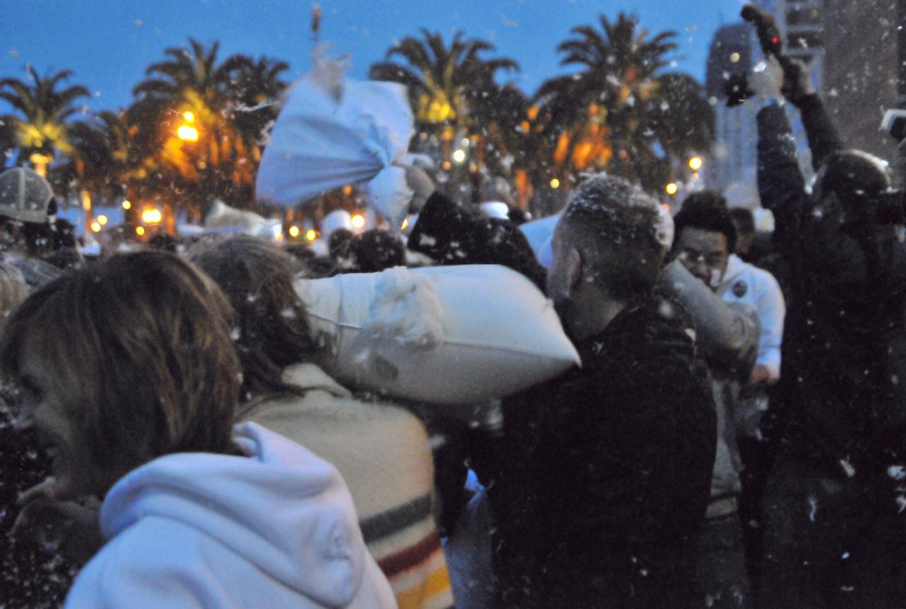 ./ValentinesDayPillowFight20100214_180504_1422BCX.jpg