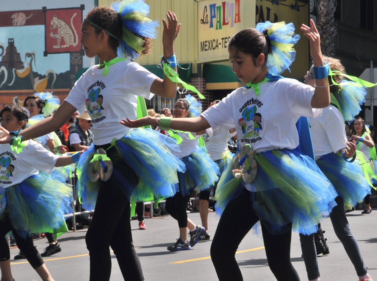 ./Carnival_Parade_San_Francisco_20130526_101631_B13_3623.jpg