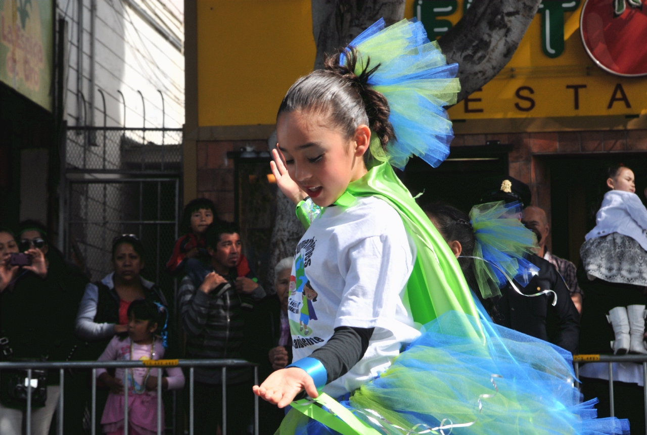 ./Carnival_Parade_San_Francisco_20130526_101635_B13_3633.jpg