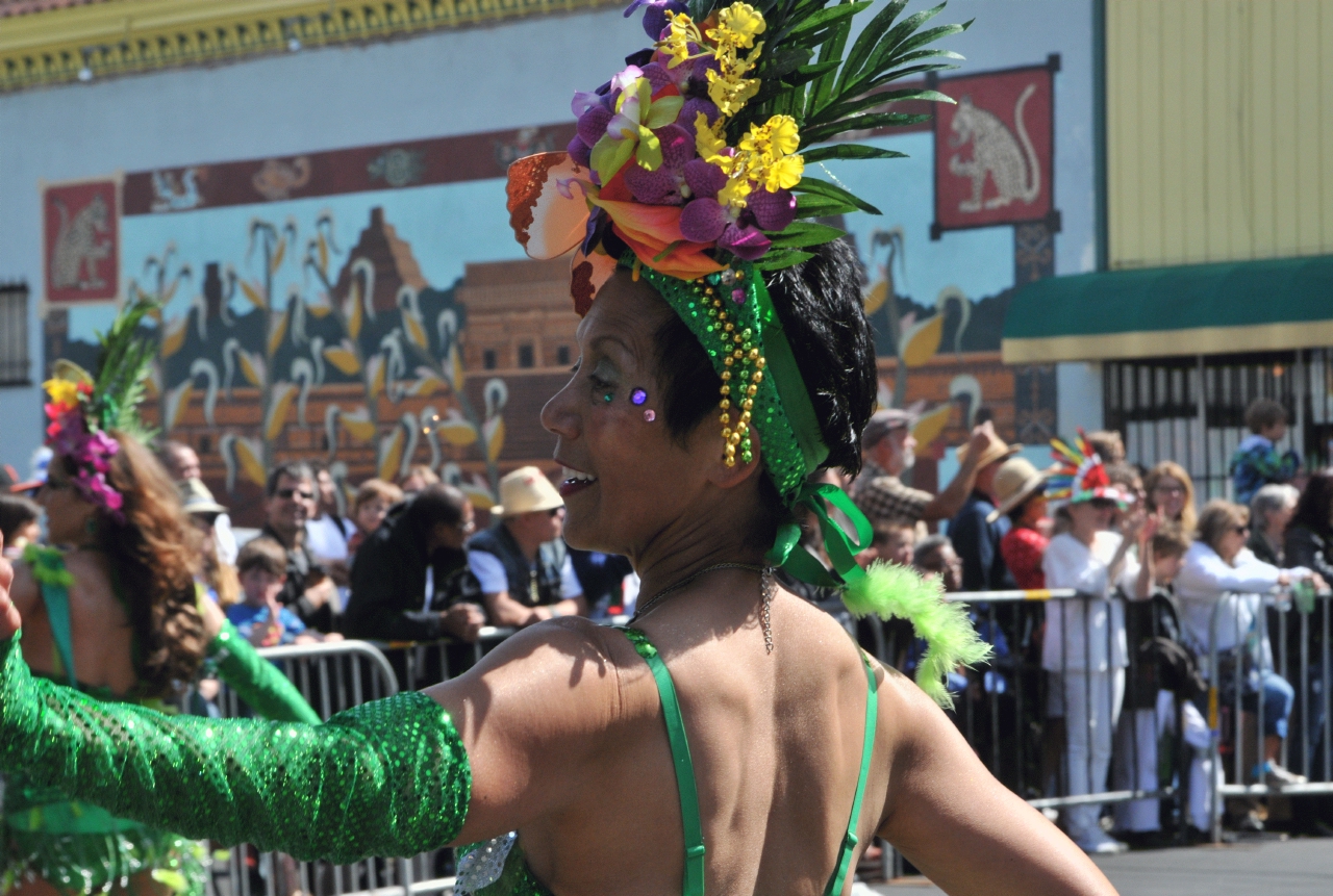 ./Carnival_Parade_San_Francisco_20130526_102220_B13_3691.jpg