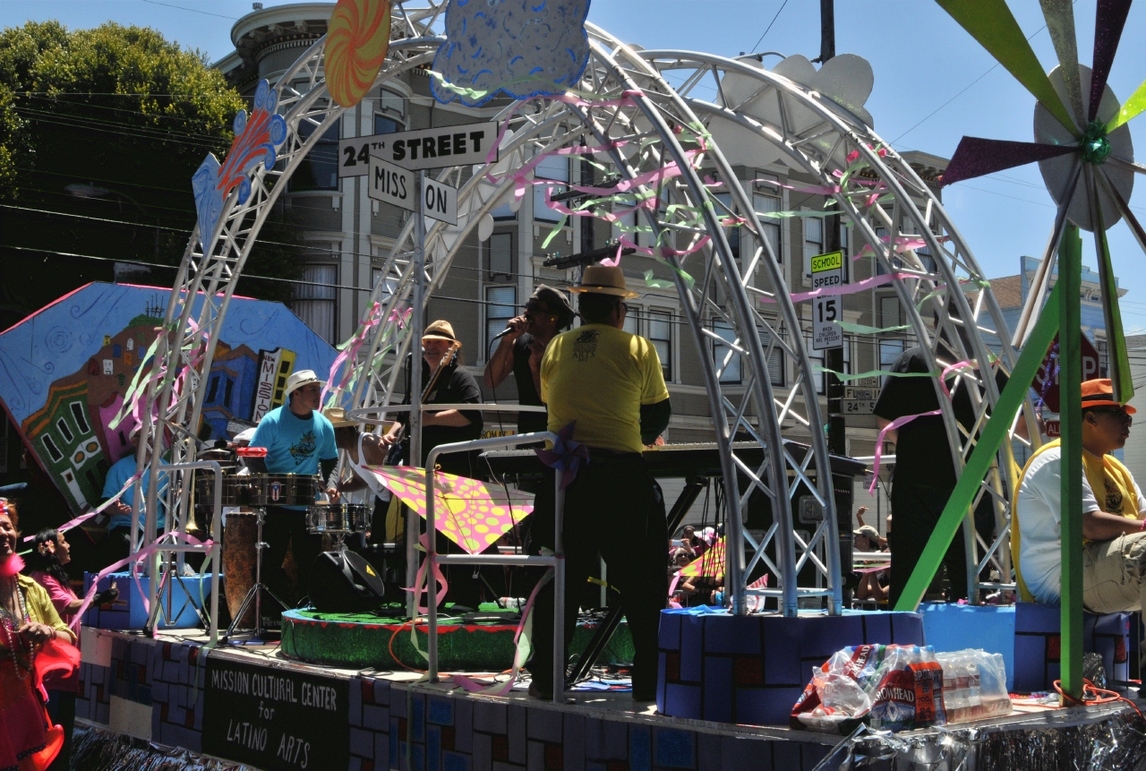 ./Carnival_Parade_San_Francisco_20130526_120955_B13_4993.jpg