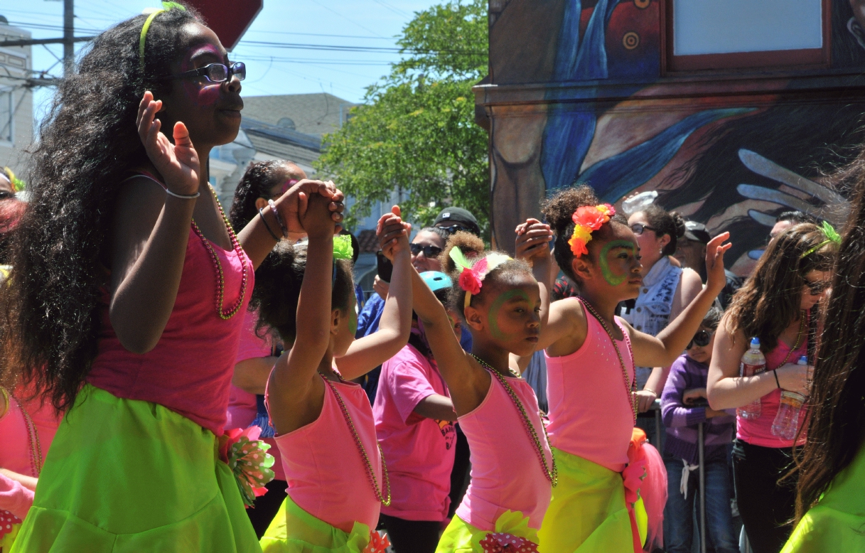 ./Carnival_Parade_San_Francisco_20130526_121151_B13_5030.jpg