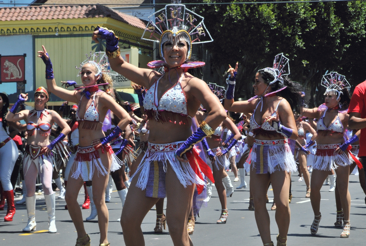 ./Carnival_Parade_San_Francisco_20130526_123717_B13_5287.jpg